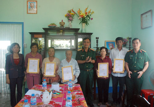 Quân khu 7 bàn giao 5 nhà tình nghĩa cho các đối tượng chính sách