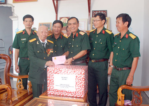 Thăm và tặng quà cụ Tô Đình Cắm
