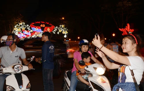 Nhộn nhịp đêm Giáng sinh tại TP Hồ Chí Minh