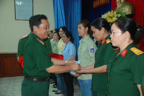 Quân khu 7 trao quà của Bộ Quốc phòng cho phụ nữ khó khăn