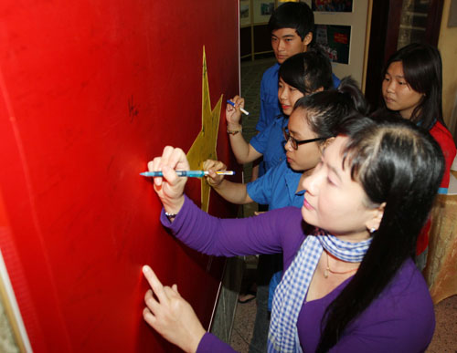 Phụ nữ TP Hồ Chí Minh chung tay bảo vệ Biển Đông