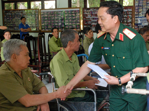 Quân khu 7: Thăm và tặng quà đối tượng chính sách, người có công