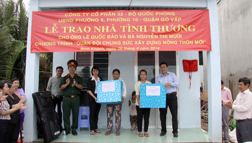 Trao 2 nhà tình thương cho các đối tượng chính sách