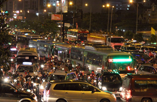 TP Hồ Chí Minh: Phía Đông tắc nghẽn trước ngày nghỉ lễ