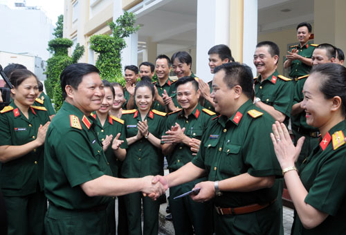 Thượng tướng Ngô Xuân Lịch thăm cán bộ, diễn viên các đoàn nghệ thuật