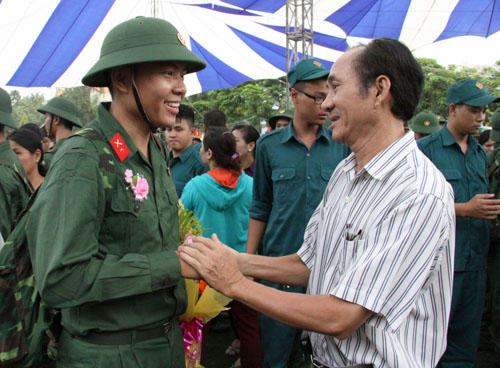 Công chức thành phố xung phong nhập ngũ