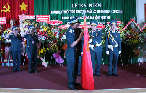 Công ty Cổ phần ACC 245 đón nhận Huân chương Lao động hạng Nhì