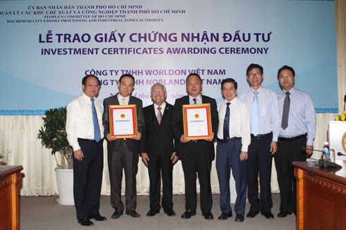 Trao giấy chứng nhận đầu tư cho 2 dự án FDI đầu tiên năm 2015