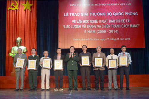 Trao giải thưởng VHNT, báo chí về đề tài LLVT  và chiến tranh cách mạng