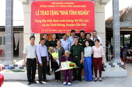 Trao nhà tình nghĩa tặng Bà mẹ Việt Nam anh hùng Võ Thị Lầu