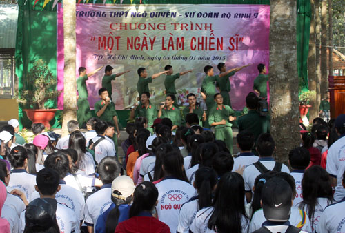 Hơn 700 giáo viên, học sinh trải nghiệm “Một ngày làm chiến sĩ”