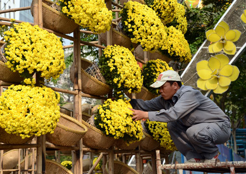 TP Hồ Chí Minh khẩn trương hoàn thiện đường hoa Tết Ất Mùi 2015