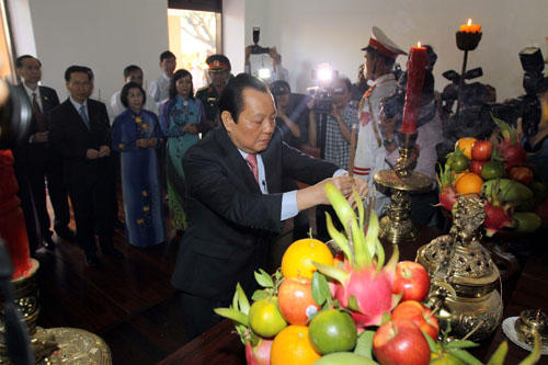 Dâng hương Chủ tịch Hồ Chí Minh nhân Ngày thành lập Đảng