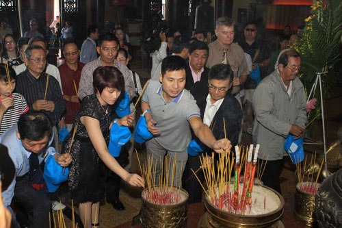 Đoàn kiều bào tiêu biểu tham quan Khu di tích Địa đạo Củ Chi