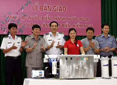 Bàn giao 23 máy lọc nước ngọt từ nước biển cho cảnh sát biển và kiểm ngư
