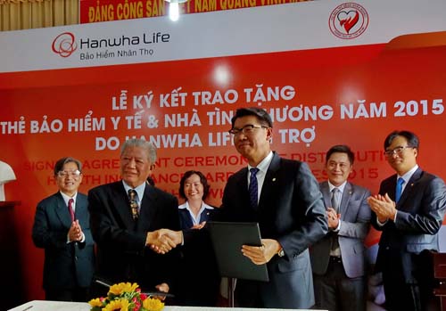 Tặng 8.200 thẻ BHYT và 12 nhà tình thương cho người nghèo