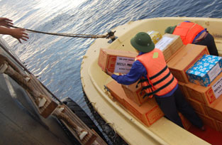 Thăm, chúc Tết cán bộ, chiến sĩ đảo Bạch Long Vĩ