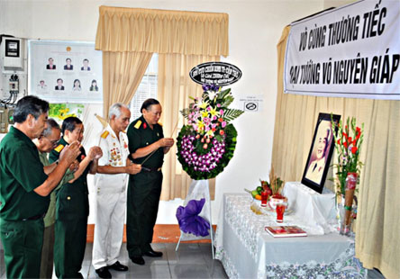Lập bàn thờ Đại tướng Võ Nguyên Giáp
