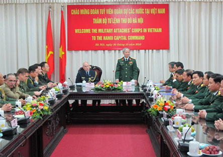 Đoàn Tuỳ viên quân sự các nước thăm Bộ Tư lệnh Thủ đô Hà Nội