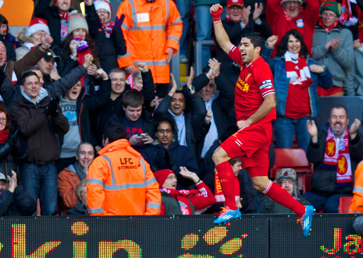Liverpool “đánh chiếm” ngôi đầu, “tọa sơn quan hổ đấu”