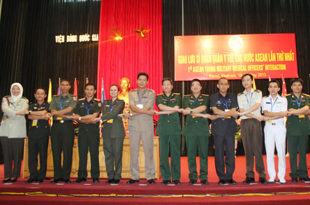 Sĩ quan Quân y trẻ các nước ASEAN chia sẻ kinh nghiệm chăm sóc sức khỏe