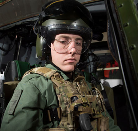 Anh mua sắm trang bị cá nhân mới cho phi công