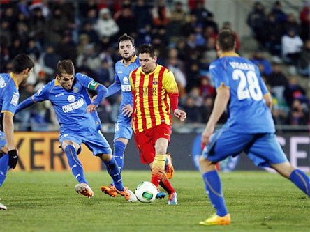 Messi đưa Barca vào tứ kết Cúp Nhà vua