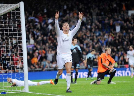 Ronaldo lập dấu mốc, Real thắng giòn giã 