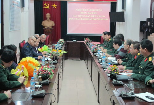 Đoàn thân nhân các liệt sĩ Cuba thăm Báo Quân đội nhân dân