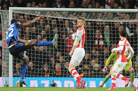 Arsenal gục ngã, Leverkusen thắng tối thiểu