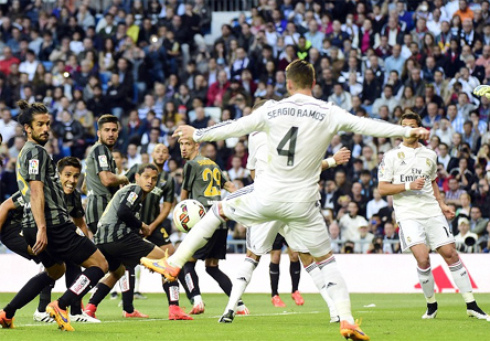 Vòng 32 La Liga: Thắng Malaga, Real áp sát Barca