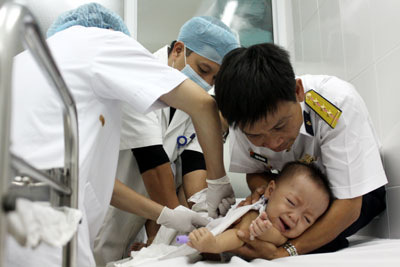 Xót xa con gái chiến sĩ Trường Sa vật lộn với bệnh hiểm nghèo