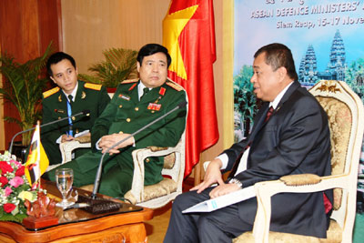 Bên lề hội nghị ADMM Hẹp tại Cam-pu-chia: Đại tướng Phùng Quang Thanh gặp song phương một số trưởng đoàn 