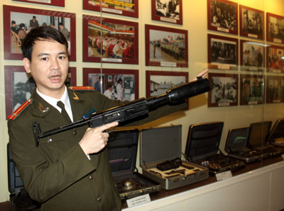 Tự sản xuất nhiều loại trang bị cho CAND ngang tầm khu vực