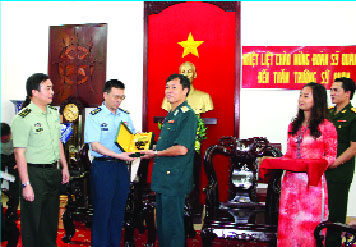 Đoàn sỹ quan trẻ Quân Giải phóng nhân dân Trung Hoa thăm Trường Sỹ quan Không quân