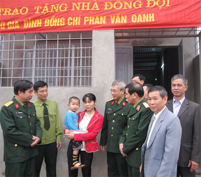 Nặng nghĩa láng giềng, sâu tình đồng đội