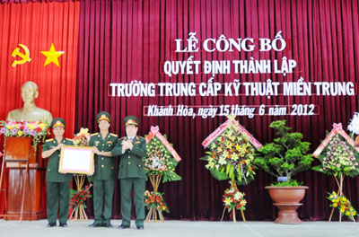 Công bố quyết định thành lập trường Trung cấp Kỹ thuật miền Trung
