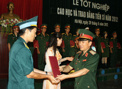 Trao bằng cho 13 tiến sĩ và 498 thạc sĩ