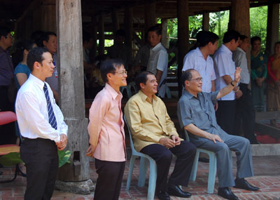 Chủ tịch Quốc hội Nguyễn Sinh Hùng thăm tỉnh Luông Pha-băng