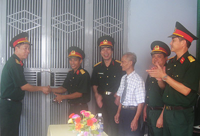 Bàn giao “Mái ấm công đoàn” tặng quân nhân có hoàn cảnh khó khăn