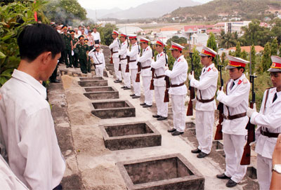 Hòn Dung đón các anh về