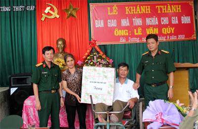 Trao nhà tình nghĩa tặng gia đình chính sách