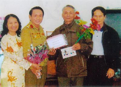 Dũng sĩ nặng tình đồng đội