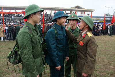 Thực hiện cấp phát thẳng quân trang cho chiến sĩ mới tại địa phương 