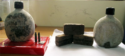 Hai phần mộ liệt sĩ có tên và cùng ký hiệu LG-HB