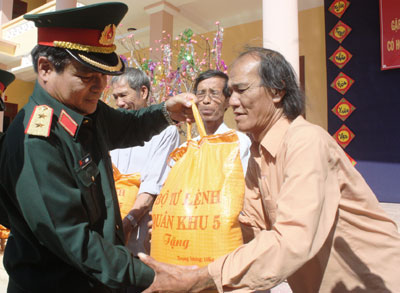 Tặng 200 suất quà cho quân, dân đảo Lý Sơn và  Cù Lao Chàm