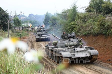 Tham quan xe tăng và tên lửa phòng không luyện tập chuyển trạng thái SSCĐ (xem clip)