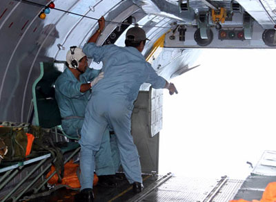 Tổ chức bay báo bão trên biển