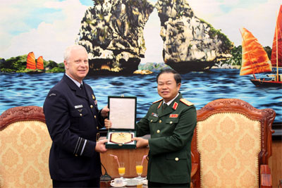 Thượng tướng Đỗ Bá Tỵ tiếp Phó tư lệnh Lực lượng Quốc phòng Ô-xtrây-li-a