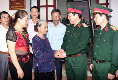 Ấm áp nghĩa tình trên quê lúa